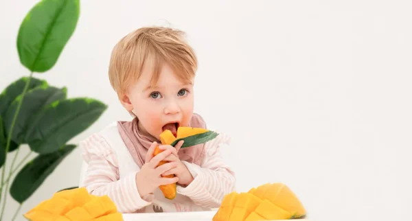 Linda Niña Rubia Caucásica Bebé Niño Niño Come Mango Fresco — Foto de Stock