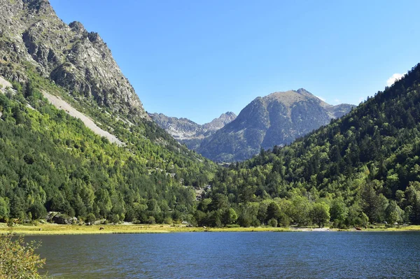 Güzel dağlar, mavi göl, yeşil vadi, orman. Parlak nefes kesici. Pyrenees, Avrupa 'da heyecan verici manzara. Yazın, güneşli havada. Kopya alanı..