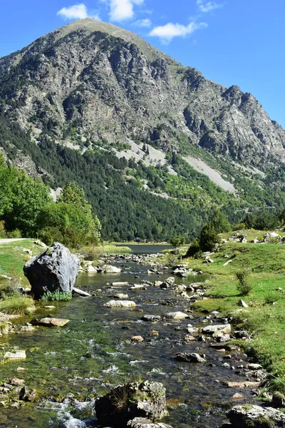Belles Montagnes Vallée Verdoyante Vue Imprenable Palpitante Été Temps Ensoleillé — Photo
