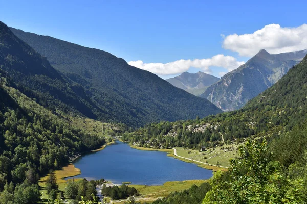 Belas Montanhas Lago Azul Vale Verde Floresta Brilhante Tirar Fôlego — Fotografia de Stock