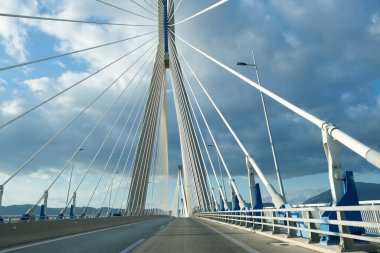 Güzel Rio-Antirrio, Patras Köprüsü, Yunanistan, Mora Körfezi 'ni geçen, bulutlu gökyüzü..