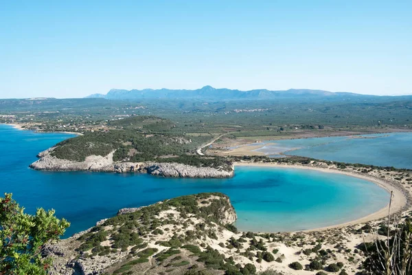 Güzel kumlu sahil, körfez manzarası, Yunanistan 'daki Voidokilia lagünü, Pylos, Peloponnese, İyonik deniz manzarası. Navarino şatosunun üst manzarası. Doğanın güzelliği..
