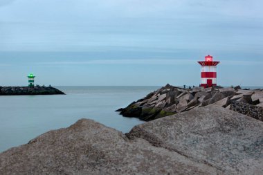 Hollanda 'nın Scheveningen şehrinde alacakaranlık kuşağında güvenlik fenerleri