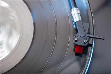 Kaliteli bir hifi stereo pikabın yakın plan çekimi.