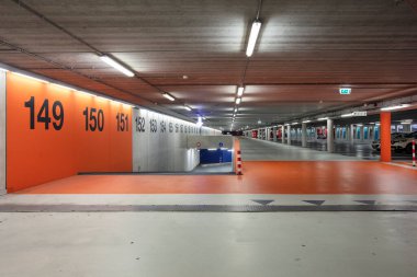 Rotterdam, Hollanda - 11 Ekim 2022: Sıra numaraları olan neredeyse boş bir kapalı otopark