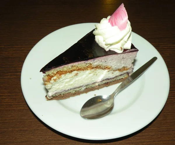 カフェのプレートにスプーンでケーキ — ストック写真