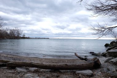 Kuzeyde büyük bir göl Bulutlu bir günde sonbaharda