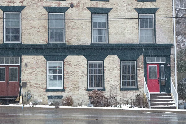 Solid Building Red Door Snowfall — ストック写真