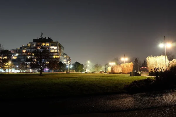 深夜时分在公园旁边的一个小镇上的建筑物 — 图库照片