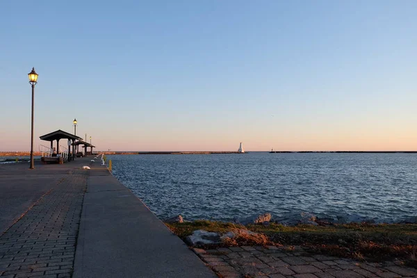 Lighthouse Sunset Entrance Small Bay Empty Pier — Stock Photo, Image