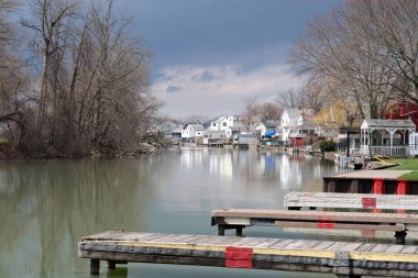 Küçük bir nehrin kıyısındaki sıradan küçük bir kasabanın küçük bir iskelesi.