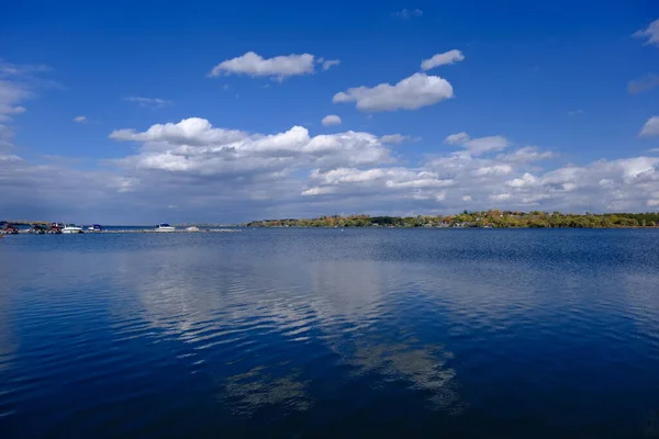 Хмари Відображені Озері Початку Осені — стокове фото