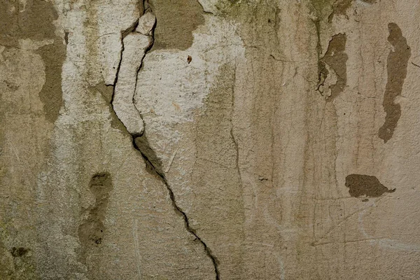 Çatlak eski bir duvarın arka planı, yıkım için tasarlanmış bir binanın beton duvarının dokusu. Grafik ve fotoğraf kaynakları oluşturmak için arkaplan ve doku.