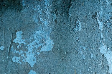 Eski bir duvar, beyaz boya izleri var. Beton bir duvarın dokulu arka planı, çökmüş eski bir bina ve üzerine boya parçaları. Arka plan gri beton ve beyazlatıcıdan yapılmıştır..