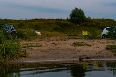 Sudan fotoğraflar, kumlu sahile, kıyıya ve kıyıdaki bitkilere doğru. Havuzdaki kumsalın fotoğrafları, dinlenme ve seyahat sırasında..