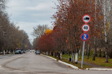 Yol işaretleri yasaklıyor, reçete yazıyor, trafiği düzenliyor. Yol işaretleri, yol, şehirde bir ara sokak..