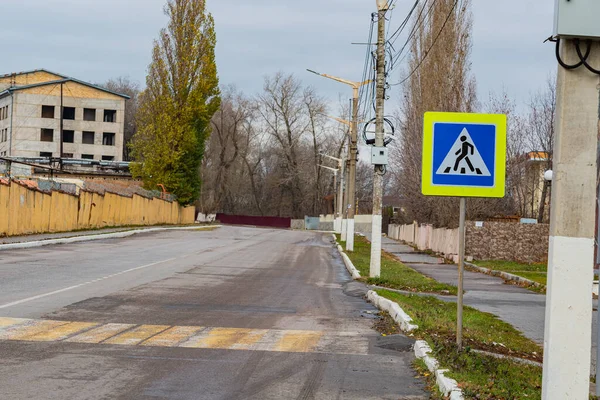 Otoyolun kavşağında yayalar tarafından organize edilmiş yaya geçidine ait bir yol işareti. Şehirde düzenleyici ve sınırlayıcı yol işaretleri olan bir yol..