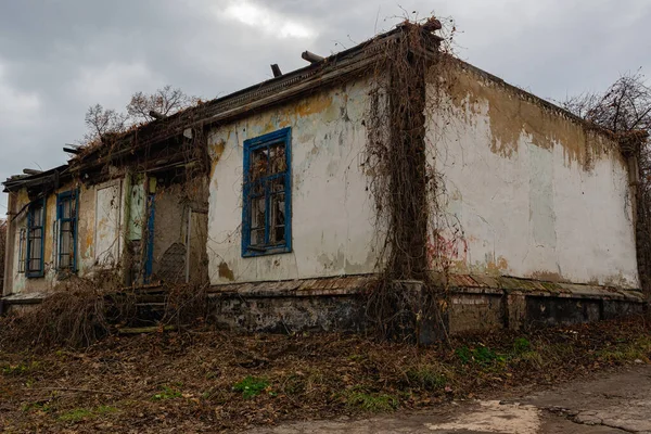 Stary Rozpadający Się Dom Służby Opuszczonej Szlacheckiej Posiadłości Biały Stary — Zdjęcie stockowe