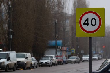 Şehirdeki yollarda trafiğin hızını sınırlayan bir tabela. Yollardaki araçların hareketlerini düzenleyen yasaklı bir tabela..