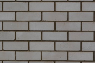 Duvarın arka planı güzel işlemeli dikişleri olan desenli silikat tuğladan yapılmış. Duvarın dokusu beton harçla tutturulmuş beyaz tuğladan yapılmıştır..