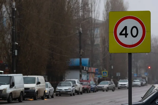 路标限制城市道路上交通速度的路标规管车辆在道路上行驶的禁止性路标 — 图库照片