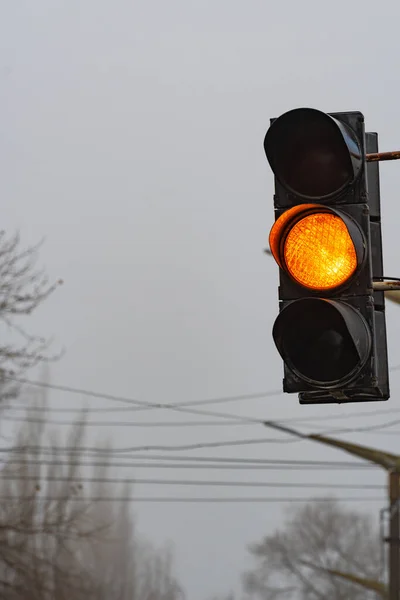 Sarı ışık gösteren ve dikkat gerektiren bir trafik ışığı. Trafik ışığı sinyalleri kullanılarak sokak trafiğinin düzenlenmesi.