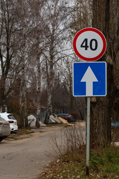限速标志和指示单行道的标志 道路标志 道路上的 城市里的 城市里的 — 图库照片