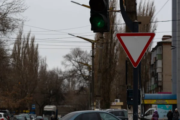 过十字路口时必须让路的路标 规管车辆在道路上行驶的警告交通标志 — 图库照片