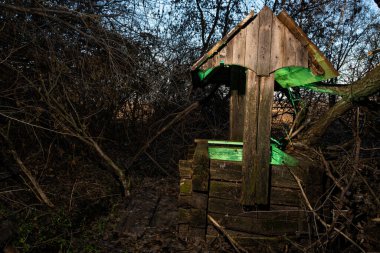 Eski, dokulu, kirişlerden ve doğal ahşaptan yapılmış. Tatilden önce gizemli bir parıltı saçan sihirli bir kuyu..