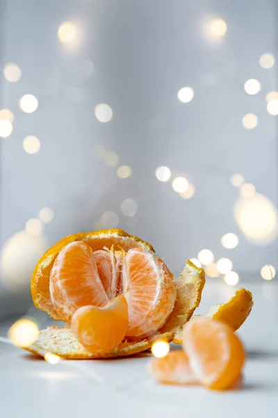 Mandarin, Rusya 'da yeni yılın ve Noel' in bir sembolüdür. Parlak mandalina, kısmen soyulmuş, mandalina dilimleri, parlak ışık demeti neşeli bir hava yaratır..