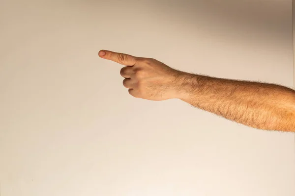손가락으로 물체의 방향이나 방향을 지시하는 손가락은 오른쪽 방향으로 돌출하고 가리키고 — 스톡 사진