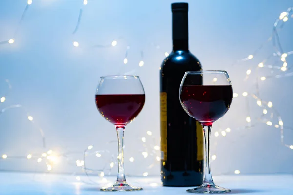 Dois Copos Vinho Com Vinho Tinto Uma Garrafa Sobre Fundo — Fotografia de Stock