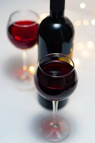 Copo Vinho Tinto Fotografado Frente Topo Com Uma Partida Desfocada — Fotografia de Stock