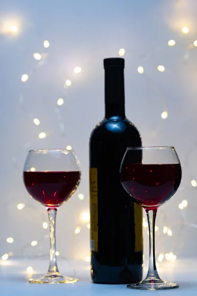 Two Glasses Red Wine Light Background Cold Key Two Glasses — стоковое фото