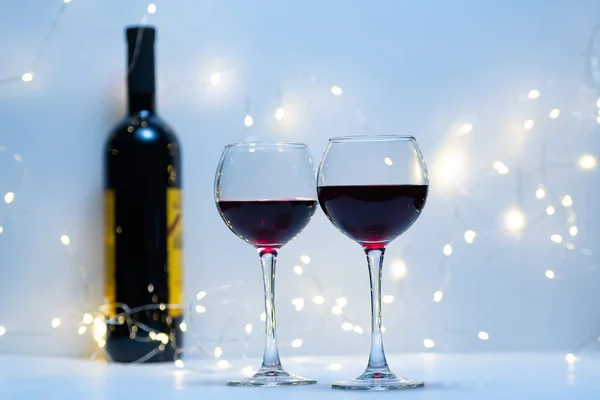 Dois Copos Vinho Tinto Num Ambiente Romântico Dois Copos Vinho — Fotografia de Stock