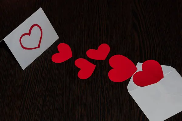 Red Cardboard Hearts Form Path White Envelope Valentine Day Card — 스톡 사진