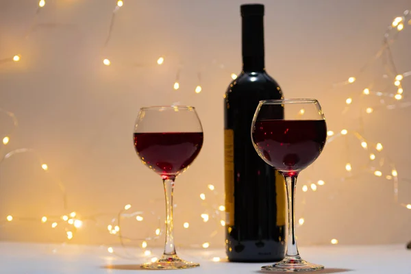 Uma Garrafa Vinho Tinto Lado Direito Foto Dois Copos Cheios — Fotografia de Stock