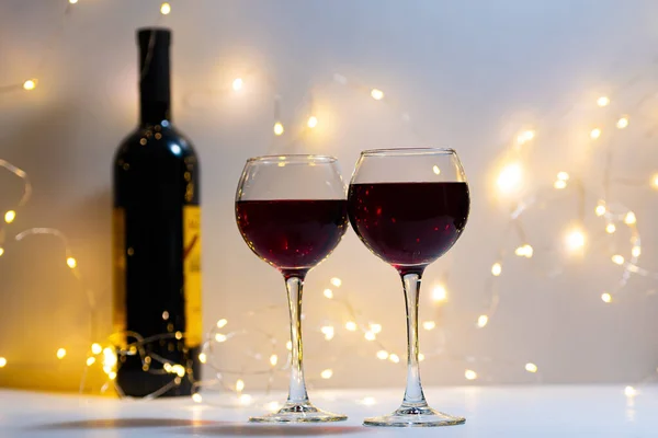 Dois Copos Transparentes Cheios Vinho Tinto Ficam Lado Outro Uma — Fotografia de Stock