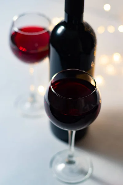 Een Glas Gevuld Met Rode Wijn Close Nog Een Glas — Stockfoto