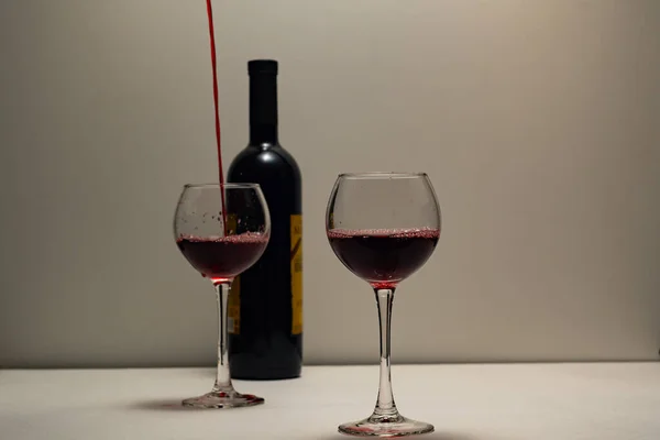 Twee Glazen Rode Wijn Een Drankje Wordt Een Van Glazen — Stockfoto