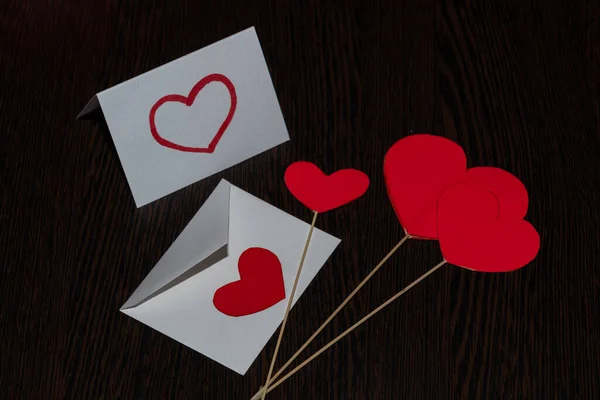 막대기 판지로 지점에 하트와 가슴을 봉하는 봉투가 사랑의 발렌타인 데이를 — 스톡 사진