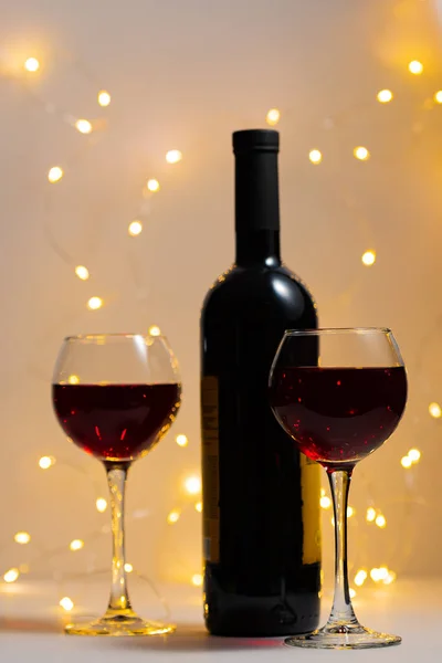 Verticale Foto Van Twee Naast Elkaar Geplaatste Glazen Rode Wijn — Stockfoto