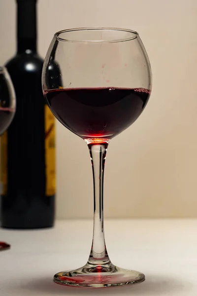 Стаканы Наполнены Хорошим Красным Вином Бокалы Дорогим Красным Вином Бутылка — стоковое фото
