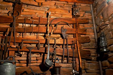 Oklar, kepçeler, budayıcılar, uçaklar ve çelik ve ahşaptan yapılmış diğer eski el aletleri. Eski, ev yapımı, demir ocağında yapılan el aletleri sergisi. Demirciler tarafından elle yapılan bir ürün koleksiyonu..