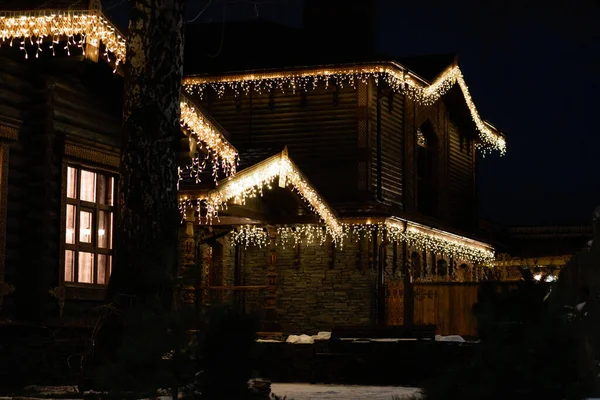 在假日的前夕 这所房子装饰了一个花环 除夕和圣诞节前夕 这所房子在夜间身穿灯火通明的衣服 — 图库照片