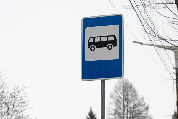 Дорожній Знак Вказує Зупинку Автобуса Знак Зупинки Автобуса Небі — стокове фото