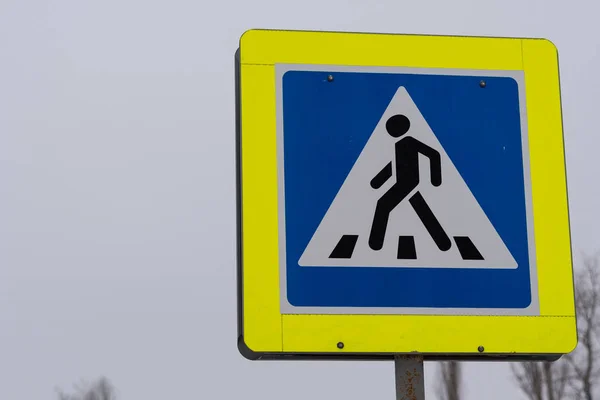 Дорожній Знак Позначає Пішохідний Перехід Пішохідний Знак Перетину Небі — стокове фото