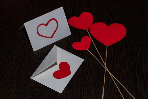 막대기 광선에 골판지로 지점에서 하트와 가슴을 봉하는 봉투가 사랑의 발렌타인 — 스톡 사진