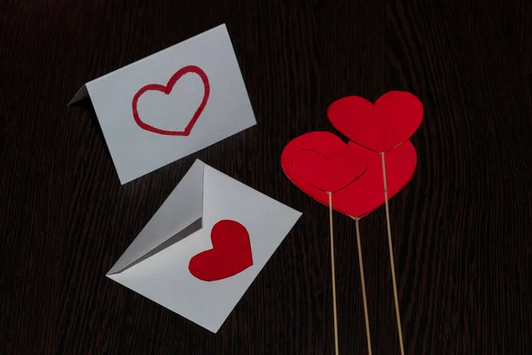 막대기 광선에 골판지로 이룬다 하트와 가슴을 봉하는 봉투가 사랑의 발렌타인 — 스톡 사진