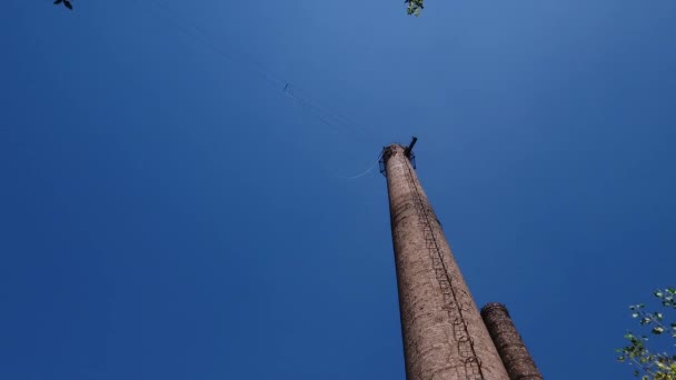 Vista inferior de la antigua chimenea de fábrica. — Vídeos de Stock